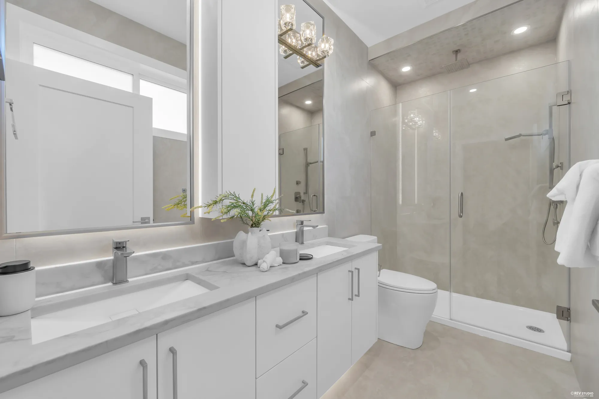 Ensuite with double sinks and a long mirror
